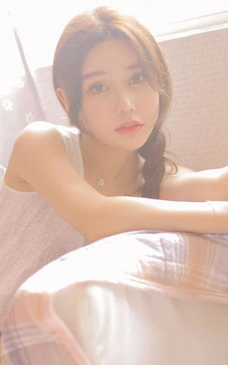 眼睛又大又动人，高颜值麻花辫少女睡衣短裤居家自娱自乐写真照