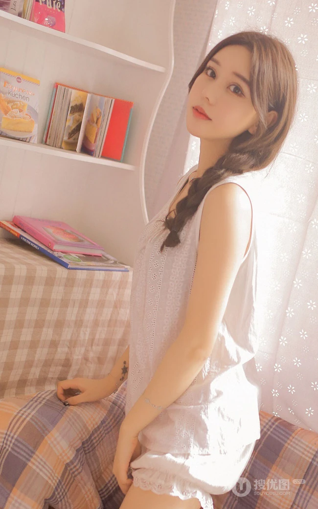 眼睛又大又动人，高颜值麻花辫少女睡衣短裤居家自娱自乐写真照