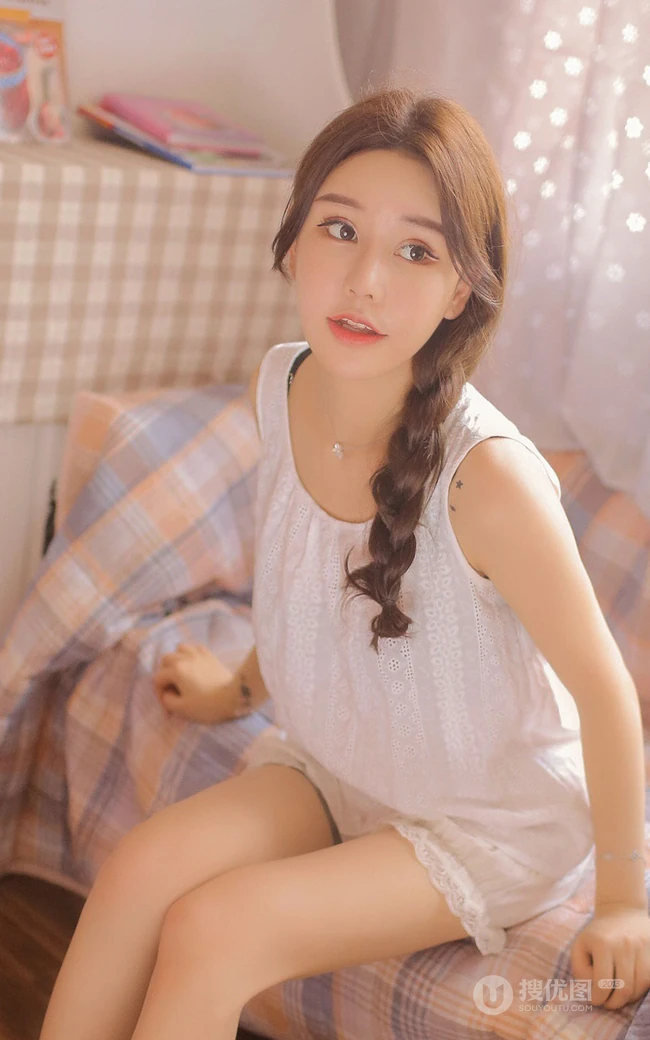 眼睛又大又动人，高颜值麻花辫少女睡衣短裤居家自娱自乐写真照
