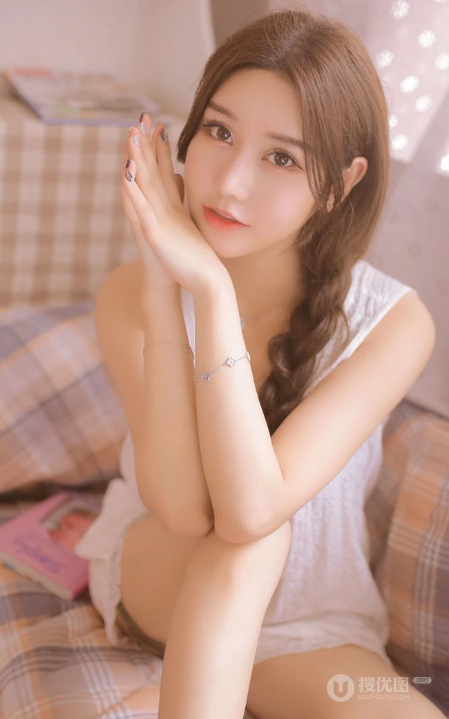 眼睛又大又动人，高颜值麻花辫少女睡衣短裤居家自娱自乐写真照