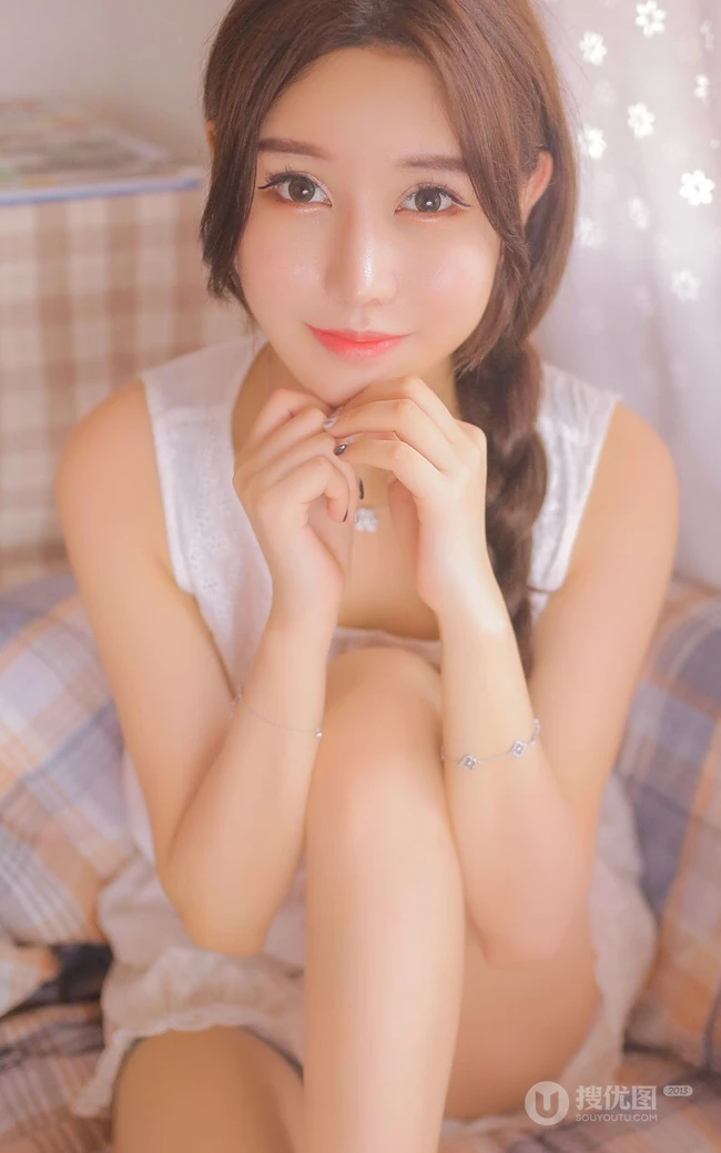 眼睛又大又动人，高颜值麻花辫少女睡衣短裤居家自娱自乐写真照
