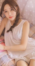 眼睛又大又动人，高颜值麻花辫少女睡衣短裤居家自娱自乐写真照