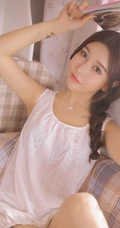 眼睛又大又动人，高颜值麻花辫少女睡衣短裤居家自娱自乐写真照