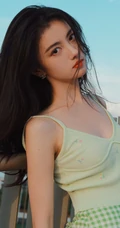 复古，港风，长发飘逸肩带衣格子裙气质小脸少女天台写真图片