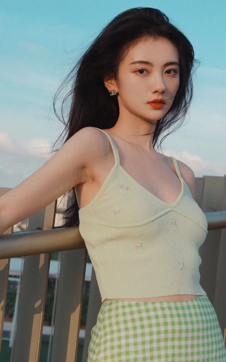 复古，港风，长发飘逸肩带衣格子裙气质小脸少女天台写真图片