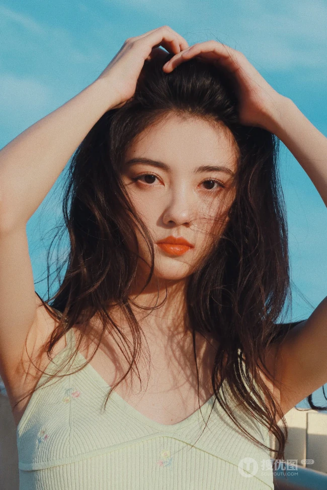 复古，港风，长发飘逸肩带衣格子裙气质小脸少女天台写真图片