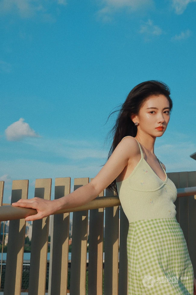 复古，港风，长发飘逸肩带衣格子裙气质小脸少女天台写真图片