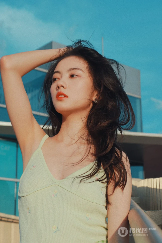 复古，港风，长发飘逸肩带衣格子裙气质小脸少女天台写真图片