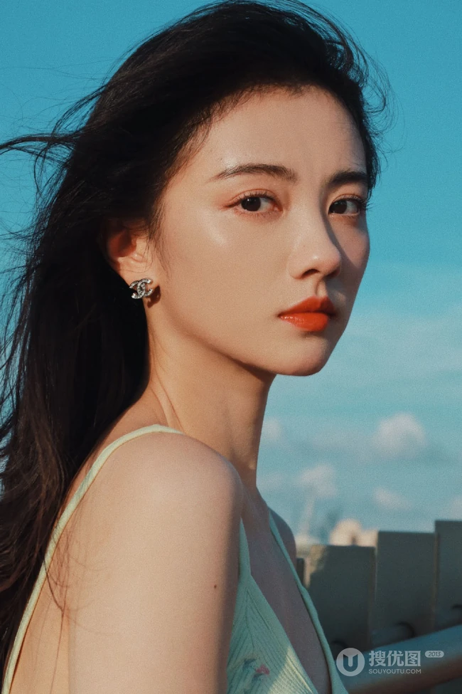 复古，港风，长发飘逸肩带衣格子裙气质小脸少女天台写真图片