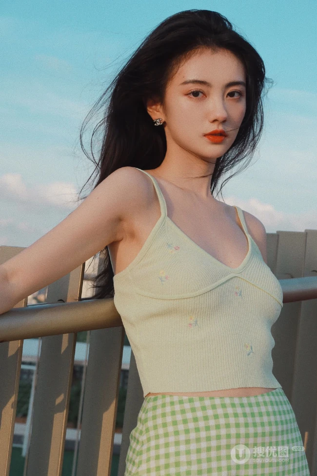 复古，港风，长发飘逸肩带衣格子裙气质小脸少女天台写真图片