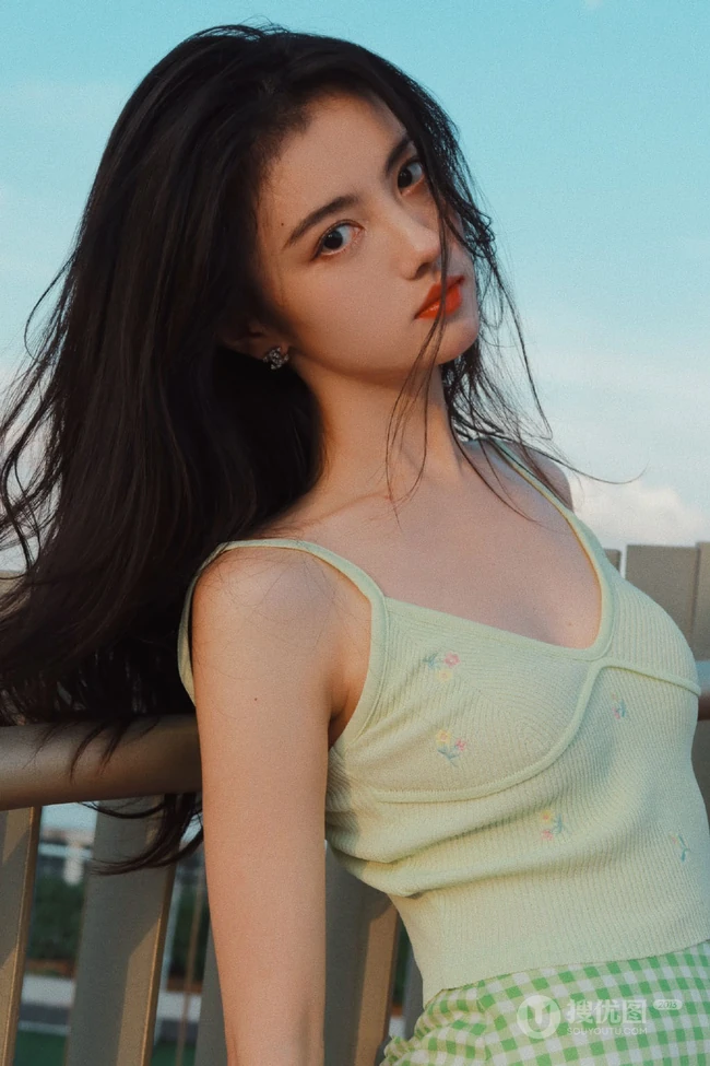复古，港风，长发飘逸肩带衣格子裙气质小脸少女天台写真图片