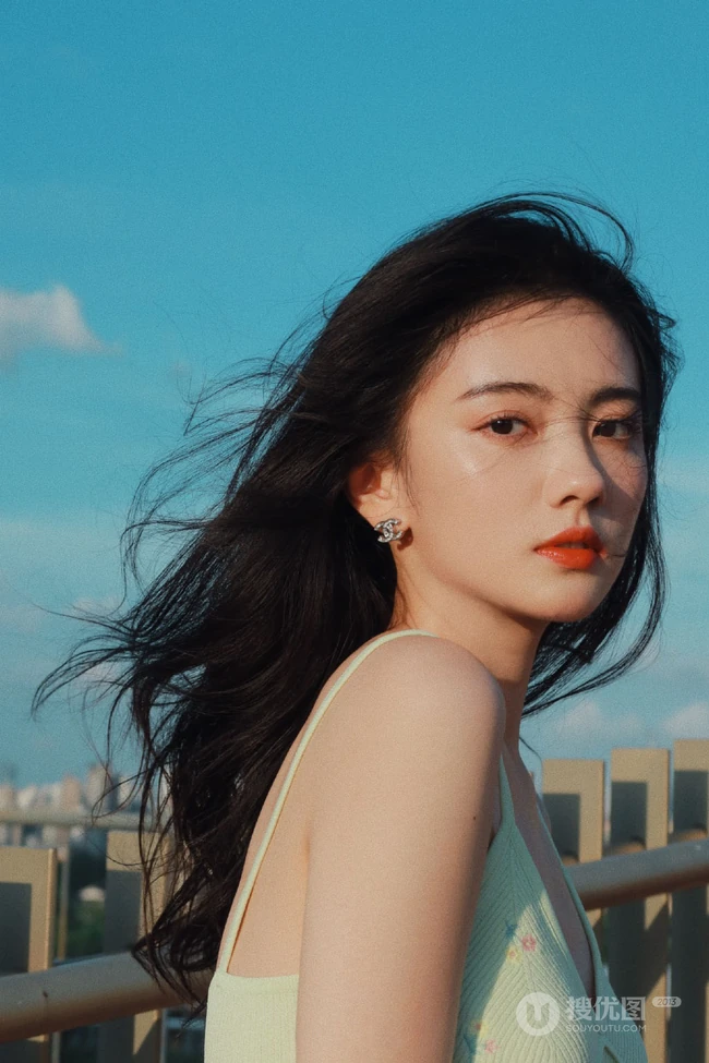 复古，港风，长发飘逸肩带衣格子裙气质小脸少女天台写真图片