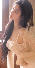 好精致漂亮的女孩，高颜值少女蕾丝衣短裤温暖动人室内写真图片