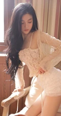 好精致漂亮的女孩，高颜值少女蕾丝衣短裤温暖动人室内写真图片