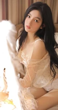 好精致漂亮的女孩，高颜值少女蕾丝衣短裤温暖动人室内写真图片