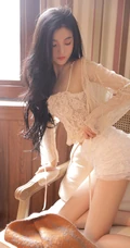好精致漂亮的女孩，高颜值少女蕾丝衣短裤温暖动人室内写真图片