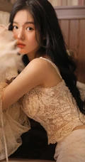 好精致漂亮的女孩，高颜值少女蕾丝衣短裤温暖动人室内写真图片