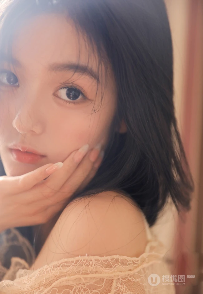 好精致漂亮的女孩，高颜值少女蕾丝衣短裤温暖动人室内写真图片