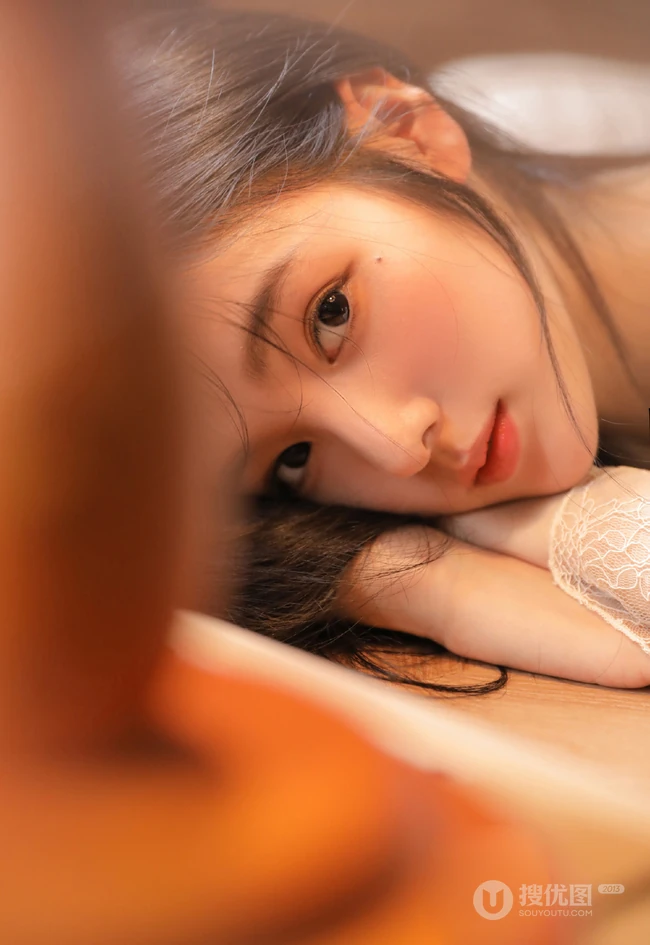 好精致漂亮的女孩，高颜值少女蕾丝衣短裤温暖动人室内写真图片