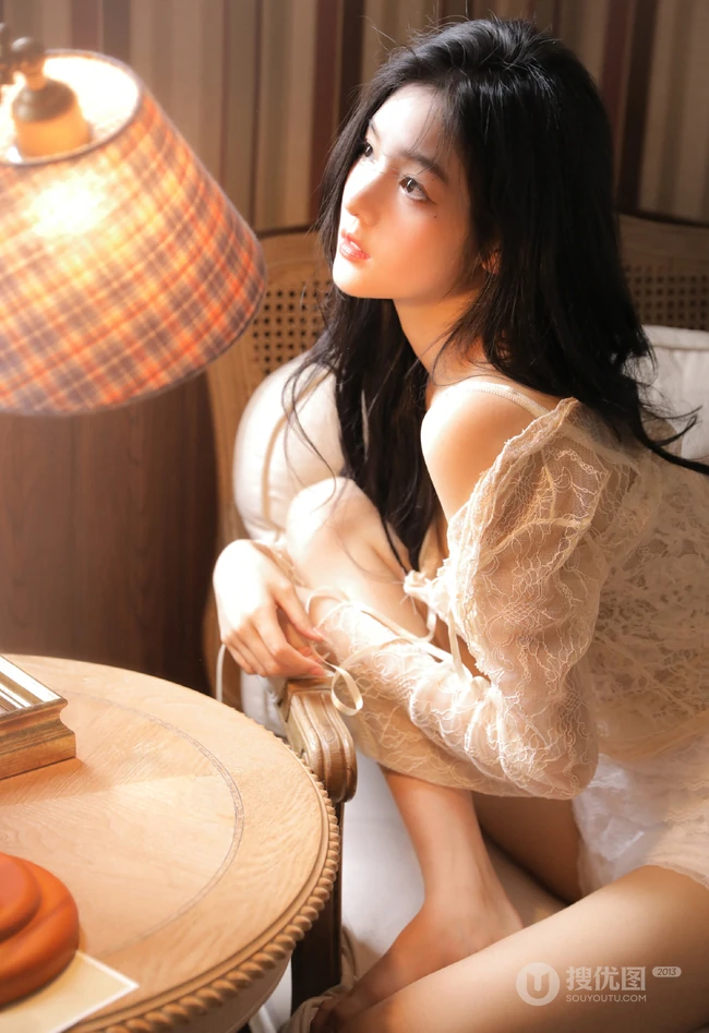 好精致漂亮的女孩，高颜值少女蕾丝衣短裤温暖动人室内写真图片