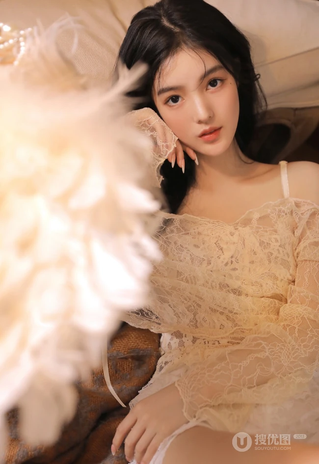 好精致漂亮的女孩，高颜值少女蕾丝衣短裤温暖动人室内写真图片