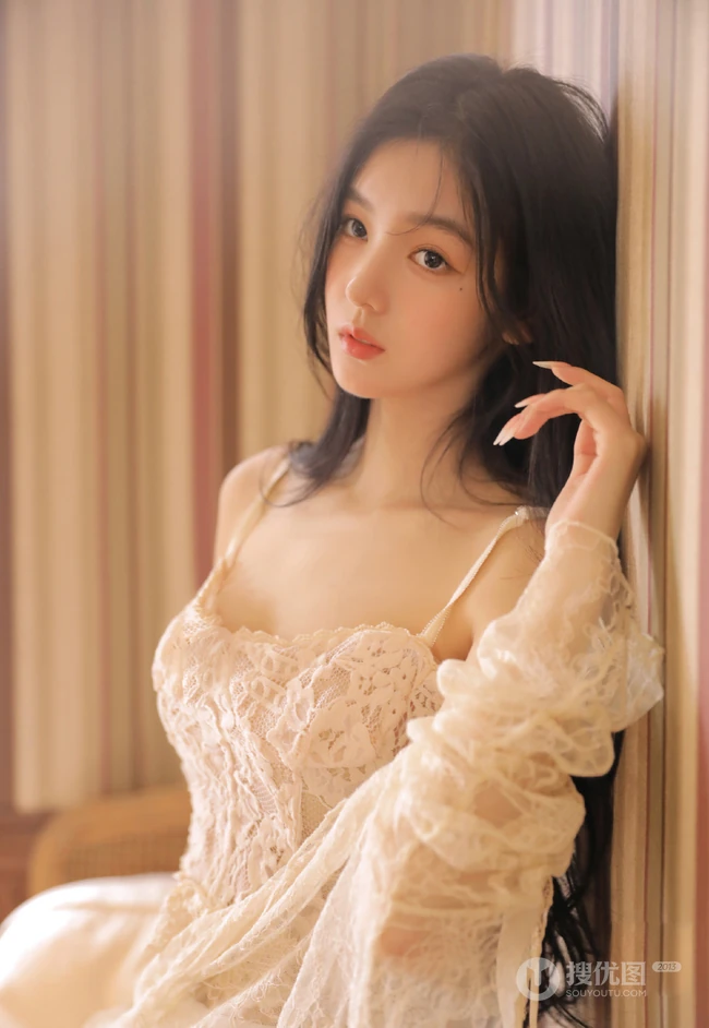 好精致漂亮的女孩，高颜值少女蕾丝衣短裤温暖动人室内写真图片