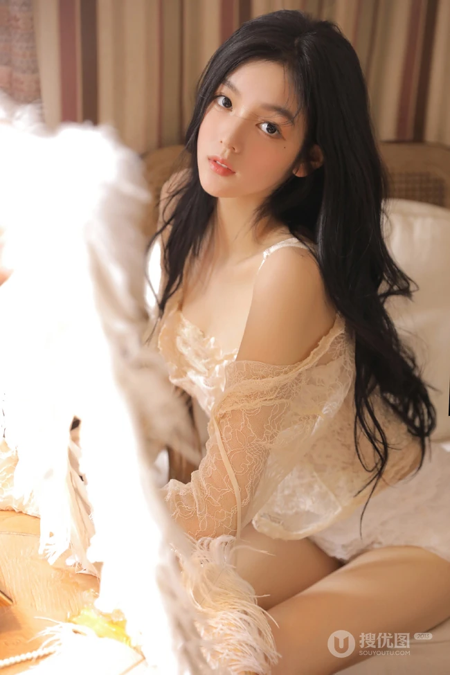 好精致漂亮的女孩，高颜值少女蕾丝衣短裤温暖动人室内写真图片