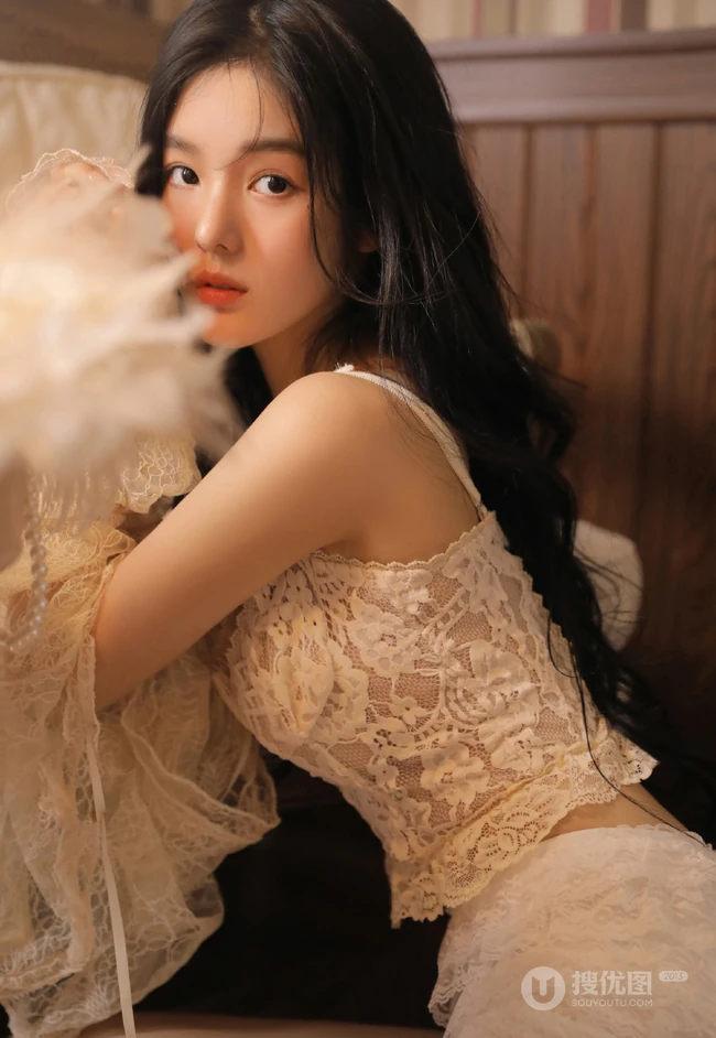 好精致漂亮的女孩，高颜值少女蕾丝衣短裤温暖动人室内写真图片