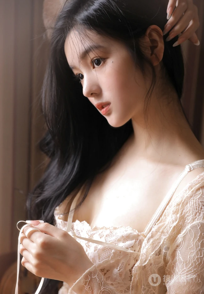 好精致漂亮的女孩，高颜值少女蕾丝衣短裤温暖动人室内写真图片