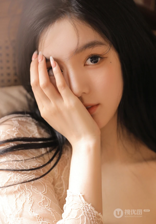 好精致漂亮的女孩，高颜值少女蕾丝衣短裤温暖动人室内写真图片
