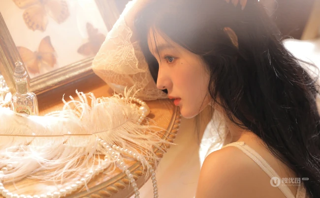 好精致漂亮的女孩，高颜值少女蕾丝衣短裤温暖动人室内写真图片
