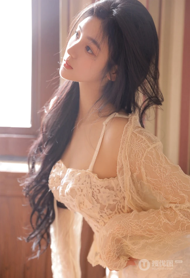 好精致漂亮的女孩，高颜值少女蕾丝衣短裤温暖动人室内写真图片
