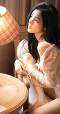 好精致漂亮的女孩，高颜值少女蕾丝衣短裤温暖动人室内写真图片