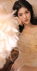好精致漂亮的女孩，高颜值少女蕾丝衣短裤温暖动人室内写真图片
