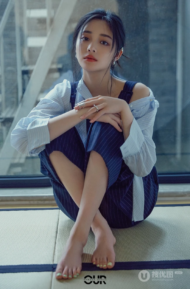 周洁琼背带连体衣裤唯美复古杂志写真图集