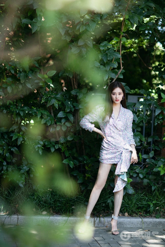 祝绪丹buling闪亮长裙气质登场，束腰长裙着身的祝绪丹尽显优雅动人魅力