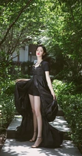 杨超越酷黑装扮动人写真，黑色蓬蓬长裙短裤搭配，魅力十足