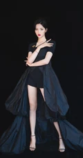 杨超越酷黑装扮动人写真，黑色蓬蓬长裙短裤搭配，魅力十足