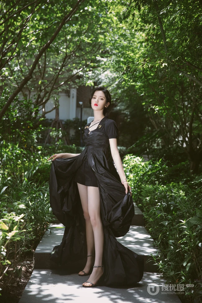 杨超越酷黑装扮动人写真，黑色蓬蓬长裙短裤搭配，魅力十足