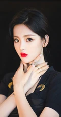 杨超越酷黑装扮动人写真，黑色蓬蓬长裙短裤搭配，魅力十足