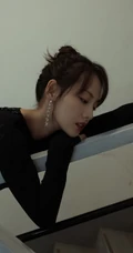 张嘉倪柔美魅力全黑长裙落地窗前写真美照