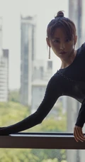 张嘉倪柔美魅力全黑长裙落地窗前写真美照