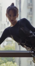 张嘉倪柔美魅力全黑长裙落地窗前写真美照