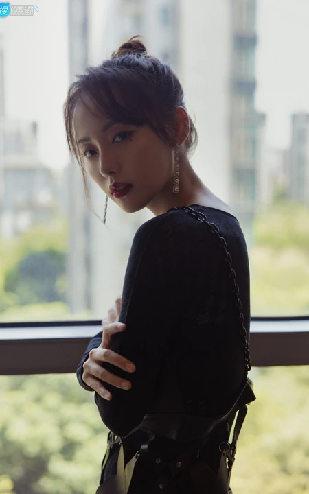 张嘉倪柔美魅力全黑长裙落地窗前写真美照