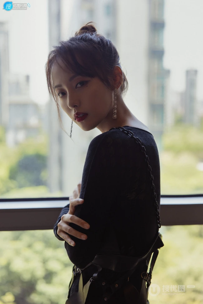 张嘉倪柔美魅力全黑长裙落地窗前写真美照
