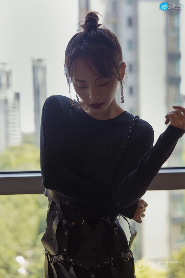 张嘉倪柔美魅力全黑长裙落地窗前写真美照