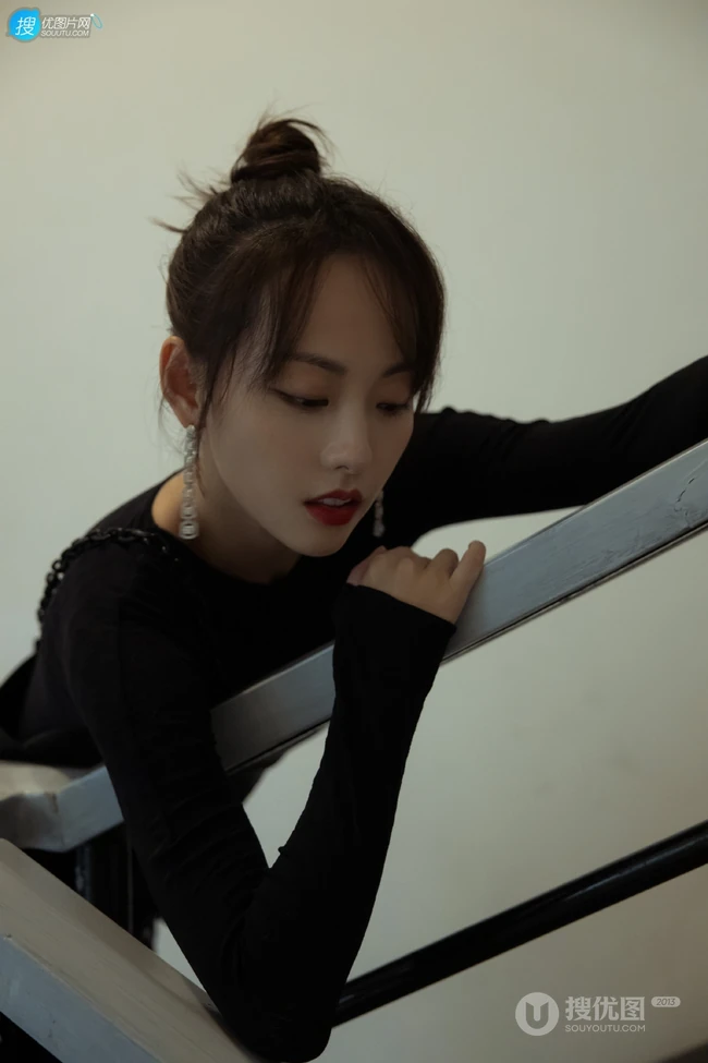 张嘉倪柔美魅力全黑长裙落地窗前写真美照