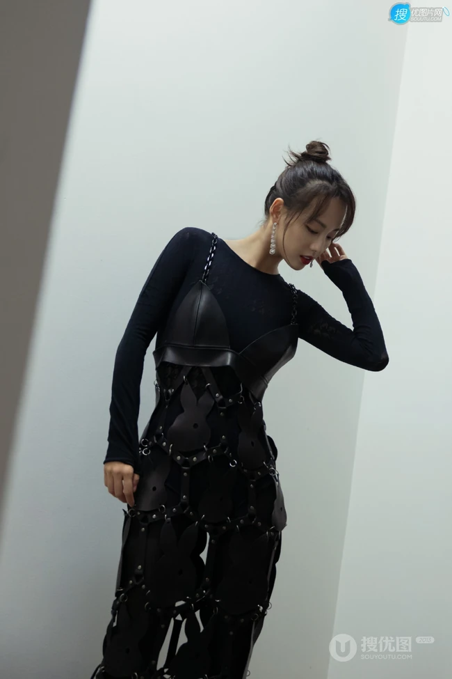 张嘉倪柔美魅力全黑长裙落地窗前写真美照