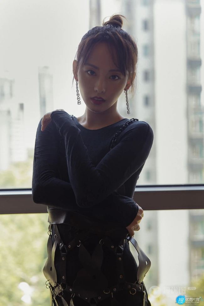 张嘉倪柔美魅力全黑长裙落地窗前写真美照