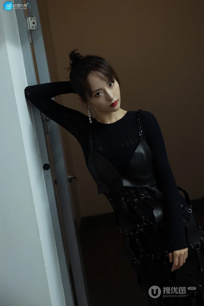 张嘉倪柔美魅力全黑长裙落地窗前写真美照